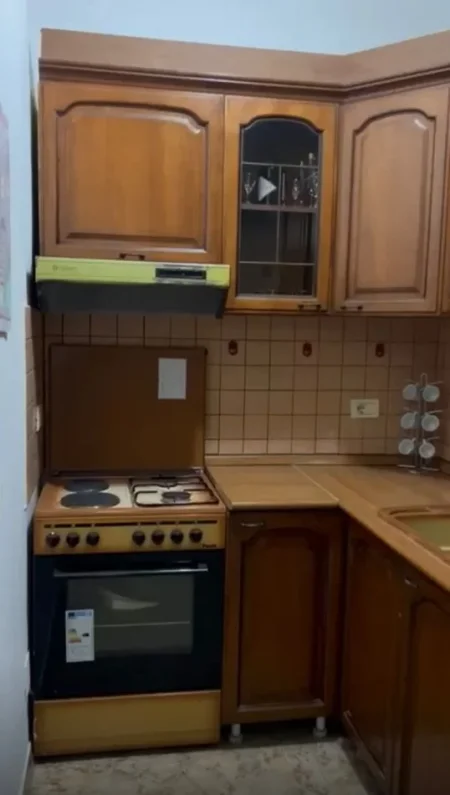 Tirane, jepet me qera apartament 1+1 Kati 3, 70 m² 550 € (komuna parisit)