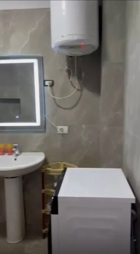 Tirane, jepet me qera apartament 1+1 Kati 3, 70 m² 550 € (komuna parisit)