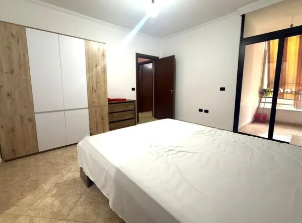 Tirane, jepet me qera apartament 2+1 , 110 m² 550 € 