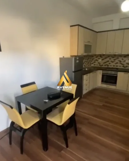 Tirane, jepet me qera apartament 1+1+Ballkon Kati 2, 56 m² 400 € (Rruga Peti)