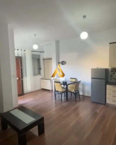 Tirane, jepet me qera apartament 1+1+Ballkon Kati 2, 56 m² 400 € (Rruga Peti)