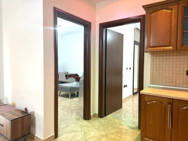 Tirane, jepet me qera apartament 2+1+Ballkon Kati 9, 110 m² 550 € (Stacioni i Trenit)