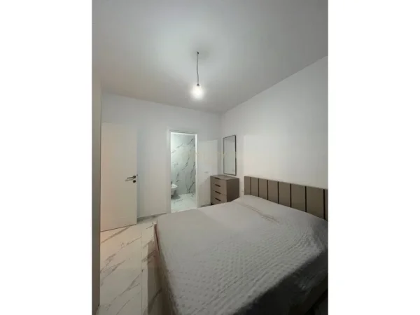 Tirane, jepet me qera apartament 2+1+Ballkon Kati 2, 105 m² 700 € (bulevardi i ri)