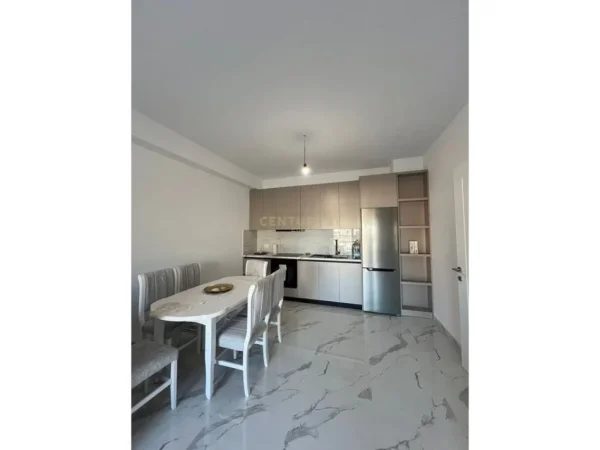 Tirane, jepet me qera apartament 2+1+Ballkon Kati 2, 105 m² 700 € (bulevardi i ri)