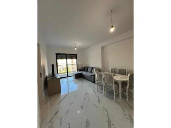 Tirane, jepet me qera apartament 2+1+Ballkon Kati 2, 105 m² 700 € (bulevardi i ri)