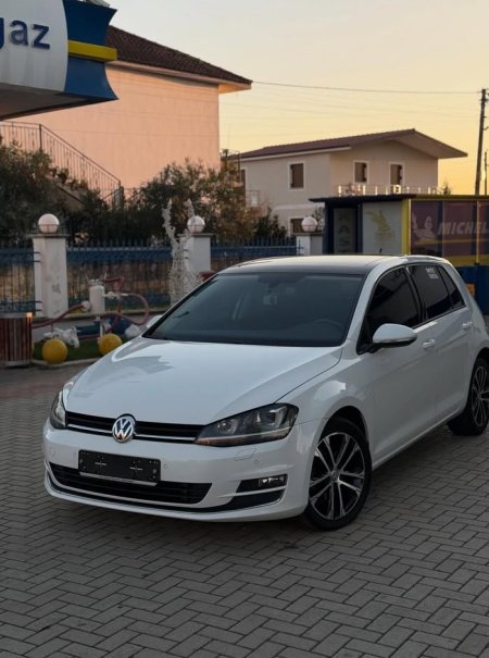 Elbasan, shitet makine Golf VII Nafte, e bardhë automatik Klima 133.001 km 11.000 €