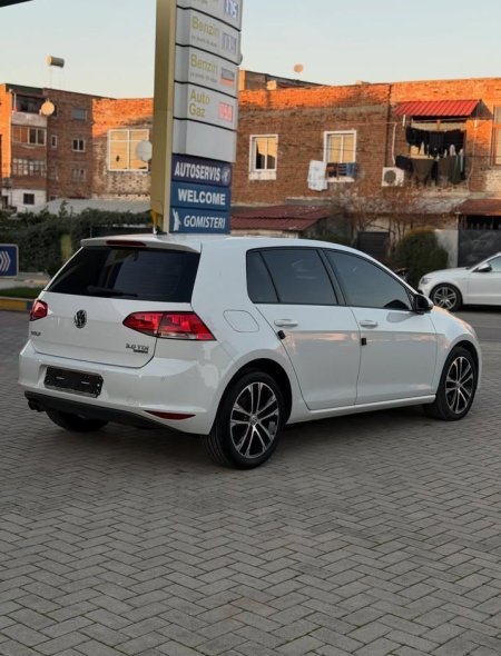 Elbasan, shitet makine Golf VII Nafte, e bardhë automatik Klima 133.001 km 11.000 €