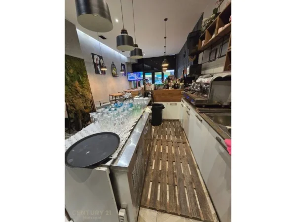 Tirane, shes Shitet Biznes Bar/kafe me kuzhine te vogel në Myslym Shyr Tirane 43.000 €