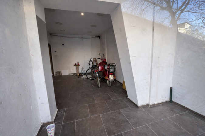 Tirane, jepet me qera dyqan Kati 0, 25 m² 900 € 