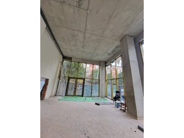 Tirane, jepet me qera ambjent biznesi Kati 0, 160 m² 5.000 € (rruga e barrikadave)
