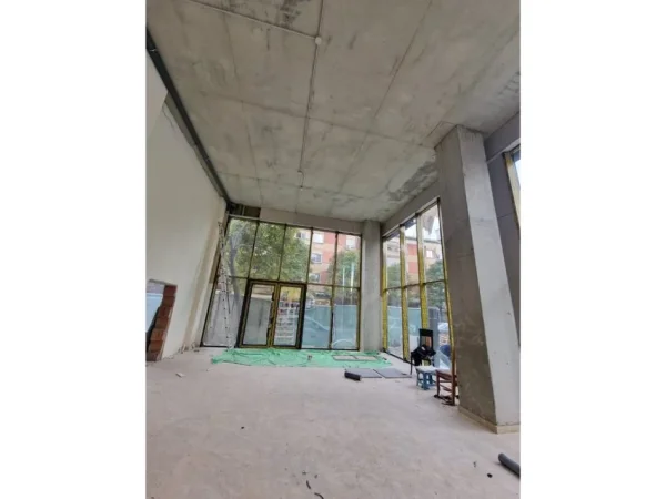 Tirane, jepet me qera ambjent biznesi Kati 0, 160 m² 5.000 € (rruga e barrikadave)
