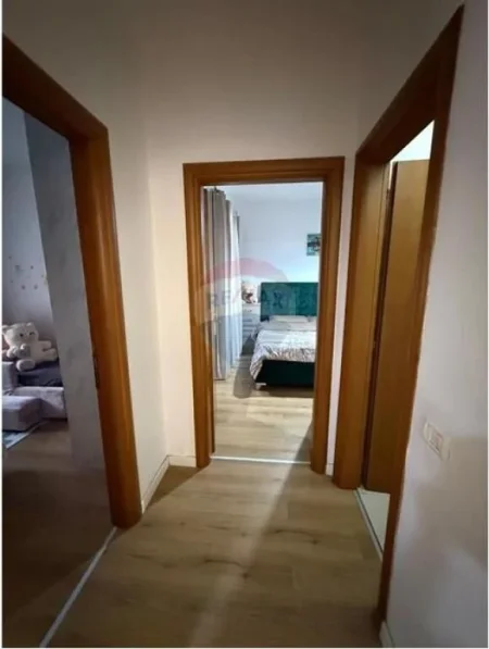 Tirane, shitet apartament 2+1+Ballkon , 99 m² 147.000 € (Fresk)