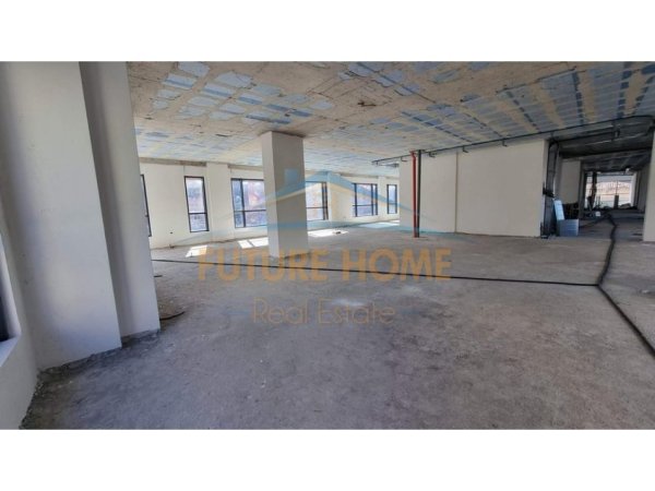 Tirane, jepet me qera ambjent biznesi Kati 2, 404 m² 5.000 €