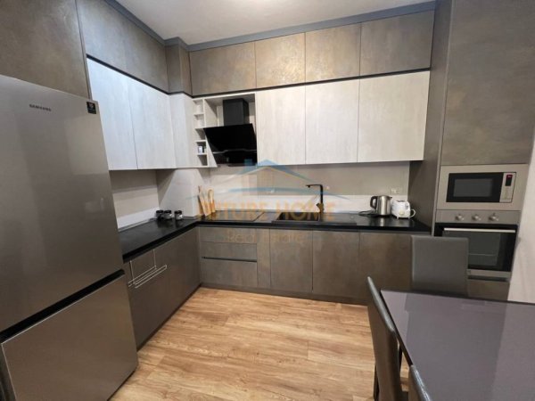 Tirane, jepet me qera apartament 2+1 Kati 8, 99 m² 1.100 € (Pazari i Ri)