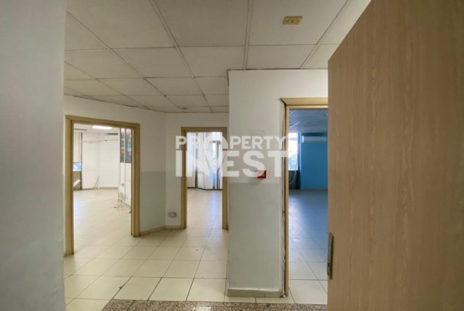 Tirane, jepet me qera zyre Kati 3, 200 m² 3.000 € (Sheshi willson)