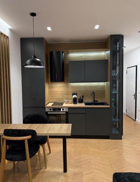 Tirane, jepet me qera apartament 1+1 , 80 m² 1.000 € 