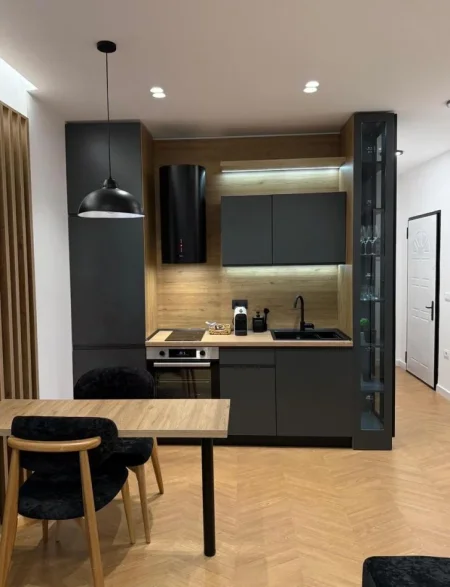 Tirane, jepet me qera apartament 1+1 , 80 m² 1.000 € 