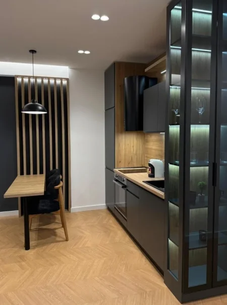 Tirane, jepet me qera apartament 1+1 , 80 m² 1.000 € 