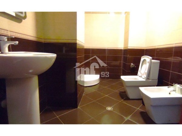 Tirane, jepet me qera zyre Kati 3, 80 m² 700 € (PRANË STADIUMIT “SELMAN STËRMASI”)