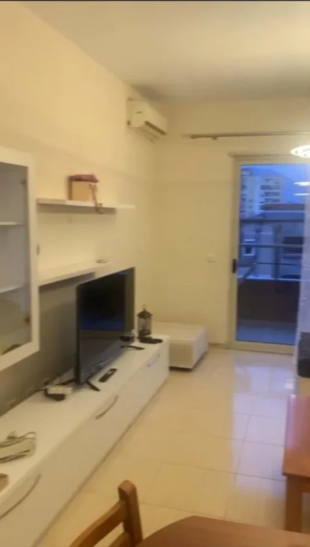 Tirane, jepet me qera apartament 1+1+Ballkon Kati 5, 80 m² 650€ (Rruga e Elbasanit)