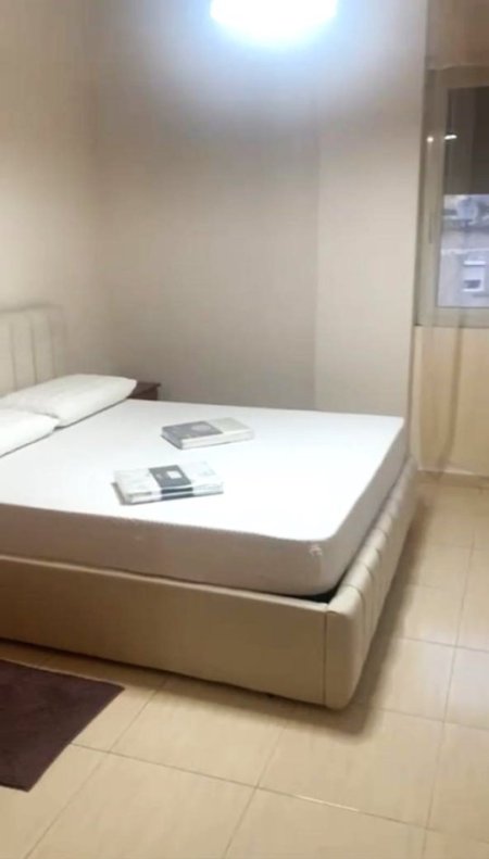 Tirane, jepet me qera apartament 1+1+Ballkon Kati 5, 80 m² 700 € (Rruga e Elbasanit)