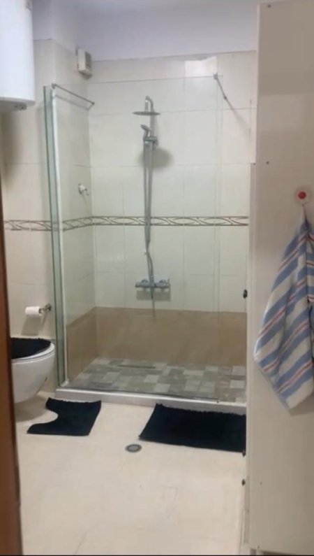 Tirane, jepet me qera apartament 1+1+Ballkon Kati 5, 80 m² 700 € (Rruga e Elbasanit)