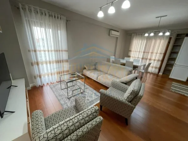 Tirane, jepet me qera apartament 3+1+Ballkon Kati 2, 121 m² 1.200 € (Liqeni I Thate)