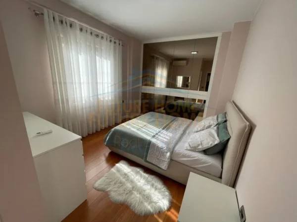 Tirane, jepet me qera apartament 3+1+Ballkon Kati 2, 121 m² 1.200 € (Liqeni I Thate)