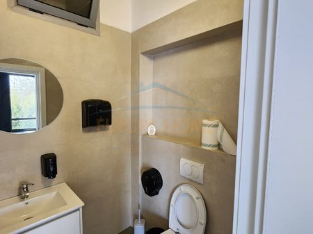 Durres, jepet me qera ambjent biznesi Kati 2, 180 m² 1.500 € (Rruga e Portit,Durres)