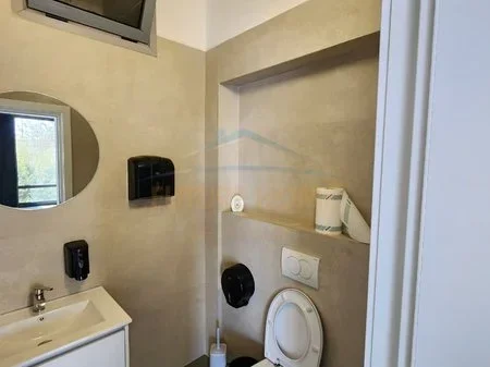 Durres, jepet me qera ambjent biznesi Kati 2, 180 m² 1.500 € (Rruga e Portit,Durres)