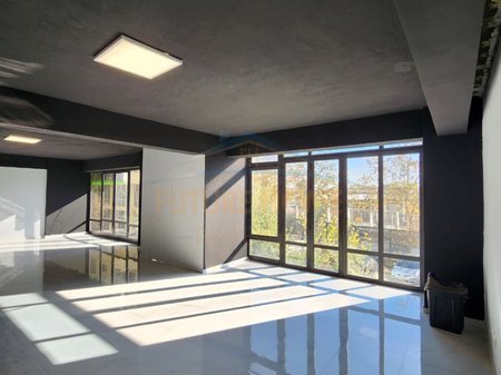 Durres, jepet me qera ambjent biznesi Kati 2, 180 m² 1.500 € (Rruga e Portit,Durres)