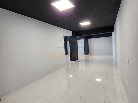 Durres, jepet me qera ambjent biznesi Kati 2, 180 m² 1.500 € (Rruga e Portit,Durres)