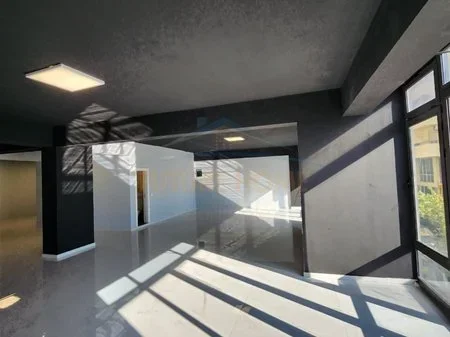 Durres, jepet me qera ambjent biznesi Kati 2, 180 m² 1.500 € (Rruga e Portit,Durres)