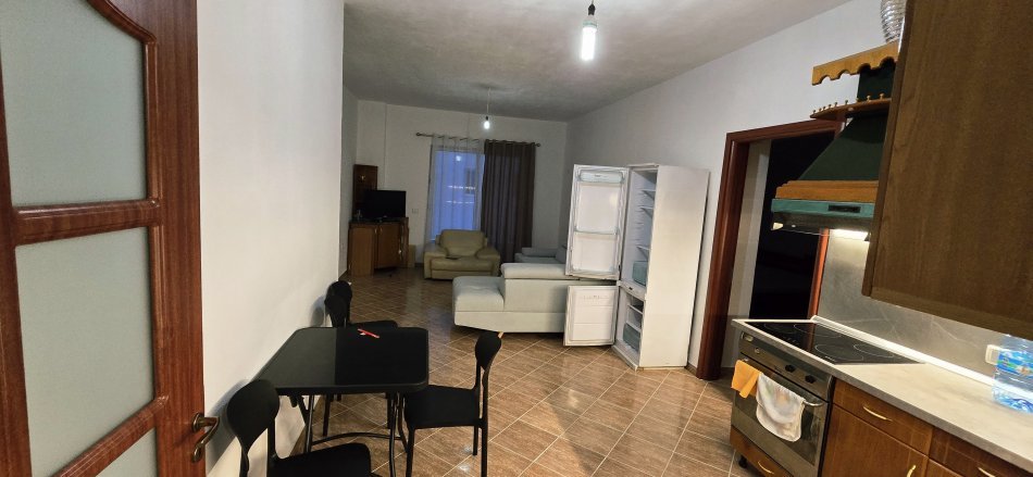 Durres, jepet me qera apartament 1+1+Aneks+Ballkon Kati 2, 84 m² 300 € (Rrota e Kuqe, Rruga Pelikan)