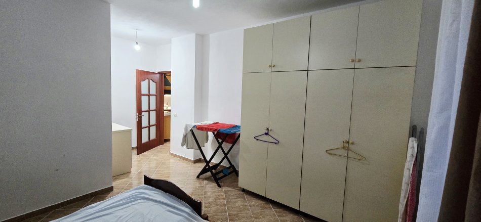 Durres, jepet me qera apartament 1+1+Aneks+Ballkon Kati 2, 84 m² 300 € (Rrota e Kuqe, Rruga Pelikan)