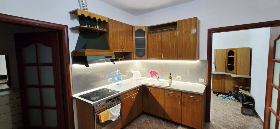 Durres, jepet me qera apartament 1+1+Aneks+Ballkon Kati 2, 84 m² 270 € (Rrota e Kuqe, Rruga Pelikan)