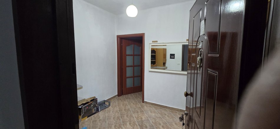 Durres, jepet me qera apartament 1+1+Aneks+Ballkon Kati 2, 84 m² 300 € (Rrota e Kuqe, Rruga Pelikan)