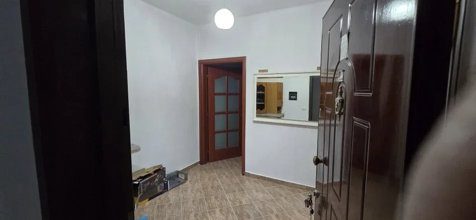 Durres, jepet me qera apartament 1+1+Aneks+Ballkon Kati 2, 84 m² 270 € (Rrota e Kuqe, Rruga Pelikan)