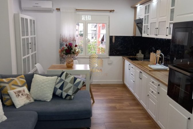 Tirane, jepet me qera apartament 1+1+Ballkon Kati 4, 70 m² 750 € (Ish Blloku)