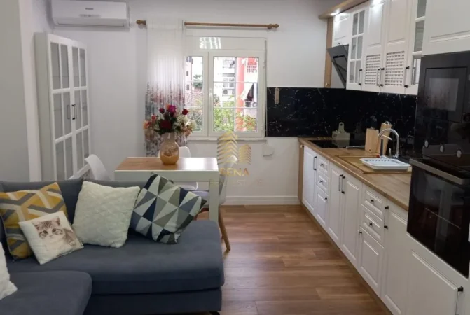 Tirane, jepet me qera apartament 1+1+Ballkon Kati 4, 70 m² 750 € (Ish Blloku)
