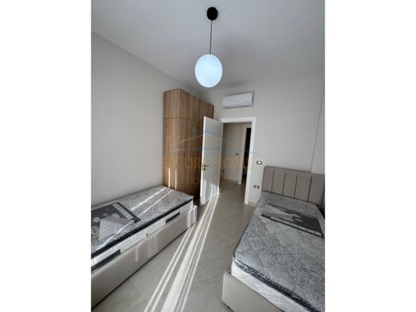 Tirane, jepet me qera apartament 2+1+Ballkon Kati 7, 94 m² 1.400 € (Komuna e Parisit)