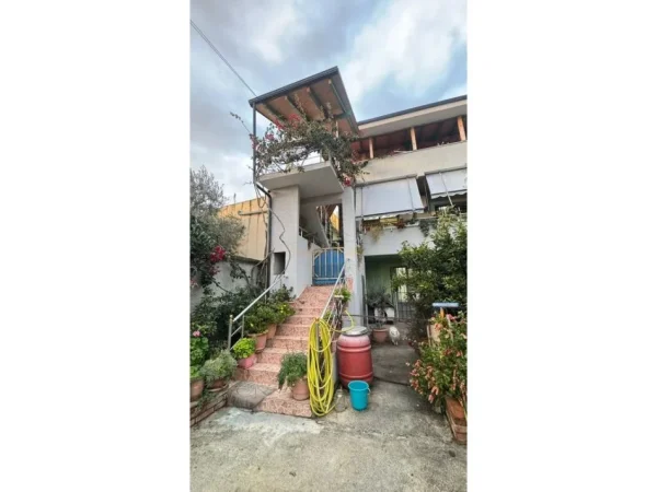 Tirane, jepet me qera Vile , 400 m² 2.500 € (Rruga Mitaq Sallata)