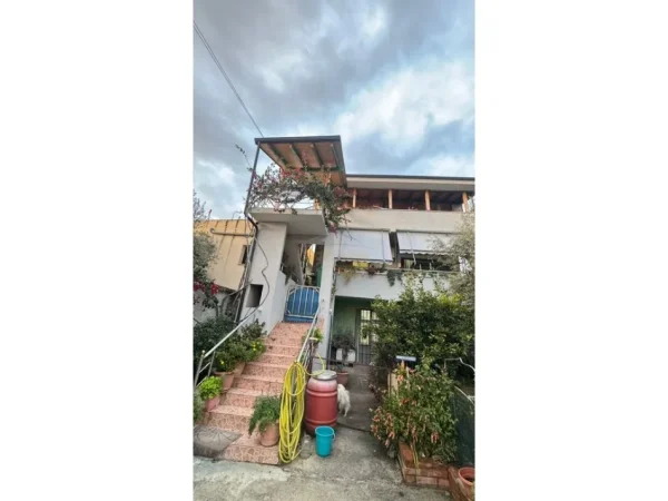 Tirane, jepet me qera Vile , 400 m² 2.500 € (Rruga Mitaq Sallata)