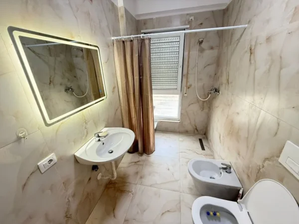 Tirane, jepet me qera apartament 1+1+Ballkon Kati 3, 74 m² 550 € (Rruga 5 Maj)