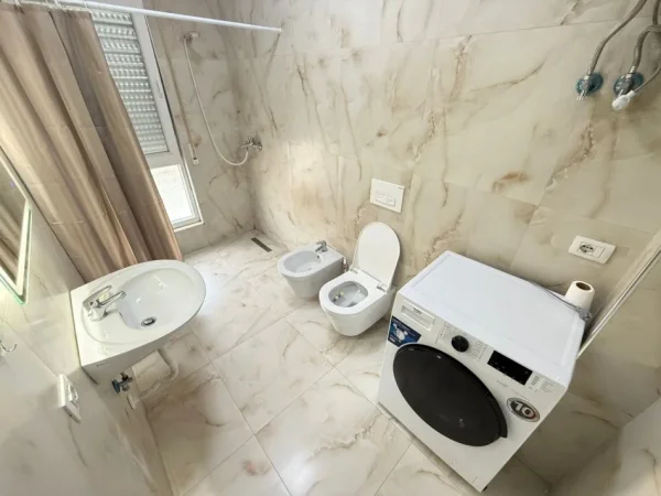 Tirane, jepet me qera apartament 1+1+Ballkon Kati 3, 74 m² 550 € (Rruga 5 Maj)