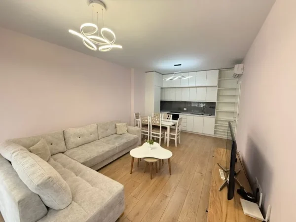 Tirane, jepet me qera apartament 1+1+Ballkon Kati 3, 74 m² 550 € (Rruga 5 Maj)