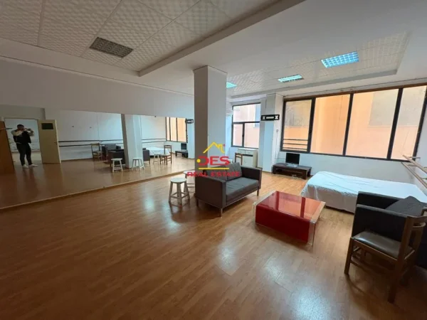 Vlore, jepet me qera apartament 3+1+Ballkon Kati 2, 120 m² 250 € (Rruga Çajupi)