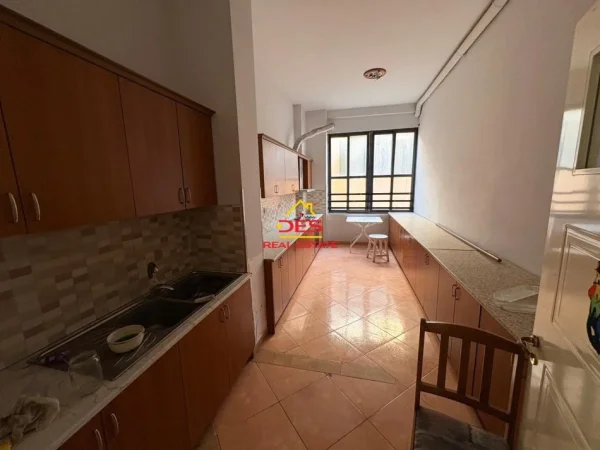 Vlore, jepet me qera apartament 3+1+Ballkon Kati 2, 120 m² 250 € (Rruga Çajupi)