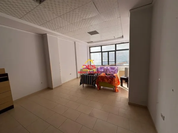 Vlore, jepet me qera apartament 3+1+Ballkon Kati 2, 120 m² 250 € (Rruga Çajupi)