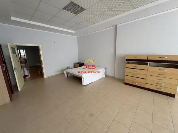 Vlore, jepet me qera apartament 3+1+Ballkon Kati 2, 120 m² 250 € (Rruga Çajupi)